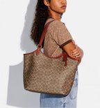 COACH
DAY TOTE IN SIGNATURE CANVAS